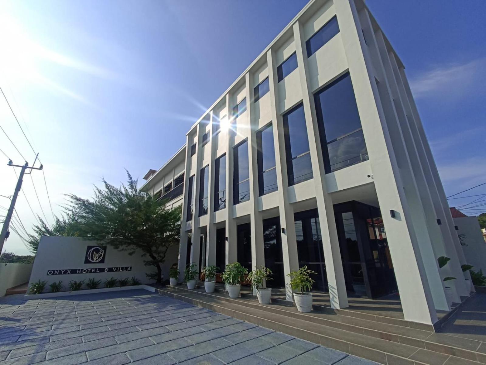 Onyx Hotel & Villa Tanjunguban Екстериор снимка